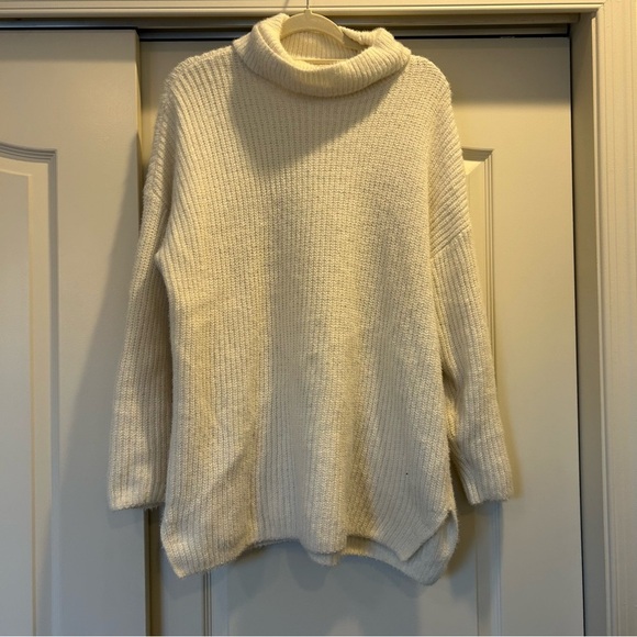 Abercrombie & Fitch Soft A&F Collection Cream Ribbed Turtleneck Sweater - Picture 2 of 6